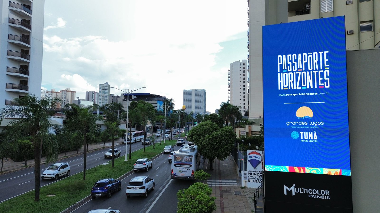 Mega Painel digital vertical da Multicolor na Av. Alberto Andaló
