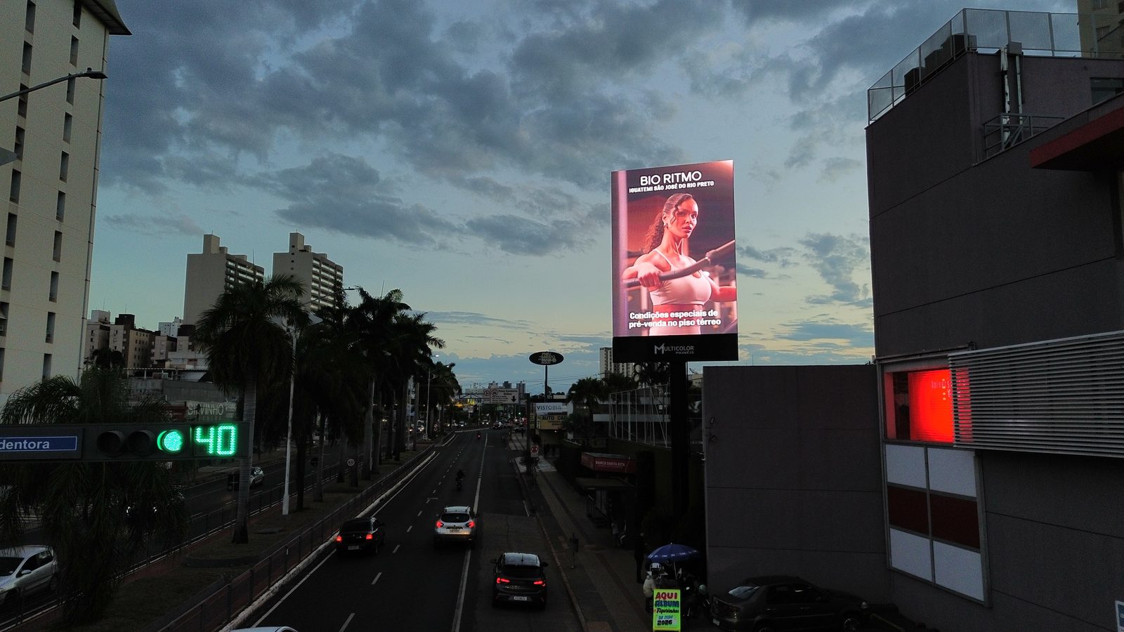 Mega Painel digital com campanha Bio Ritmo ao entardecer em Rio Preto