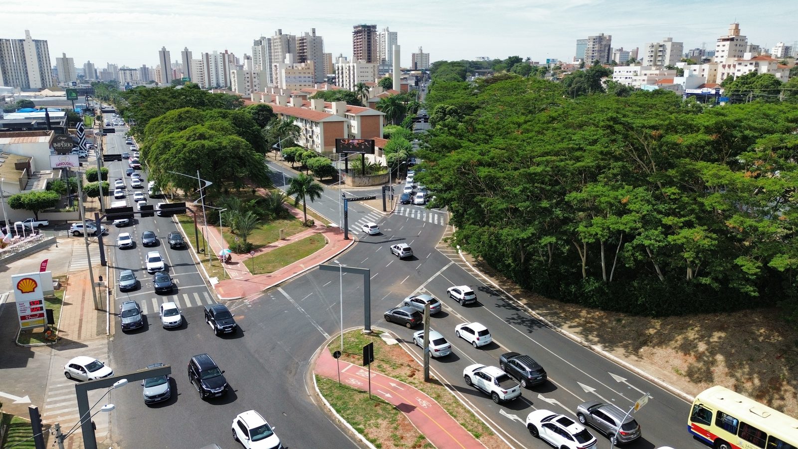 Vista aérea de painel digital em avenida principal de São José do Rio Preto