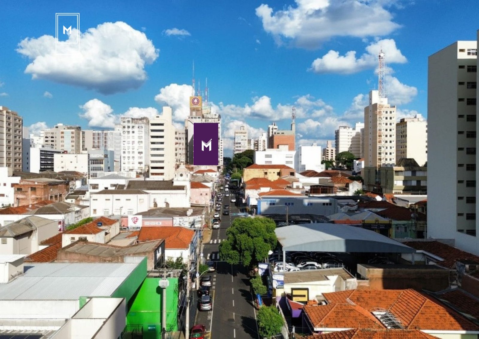 Empena estática iluminada da Multicolor na R. Marechal Deodoro em São José do Rio Preto