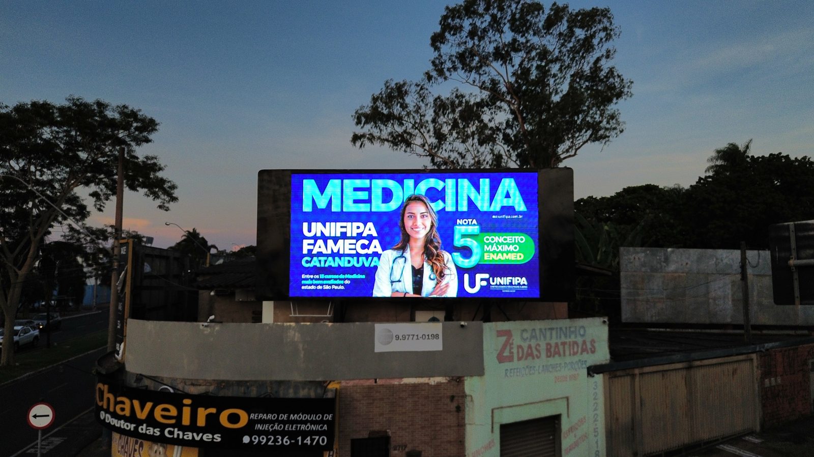 Super Painel Av. dos Estudantes com campanha UNIFIPA