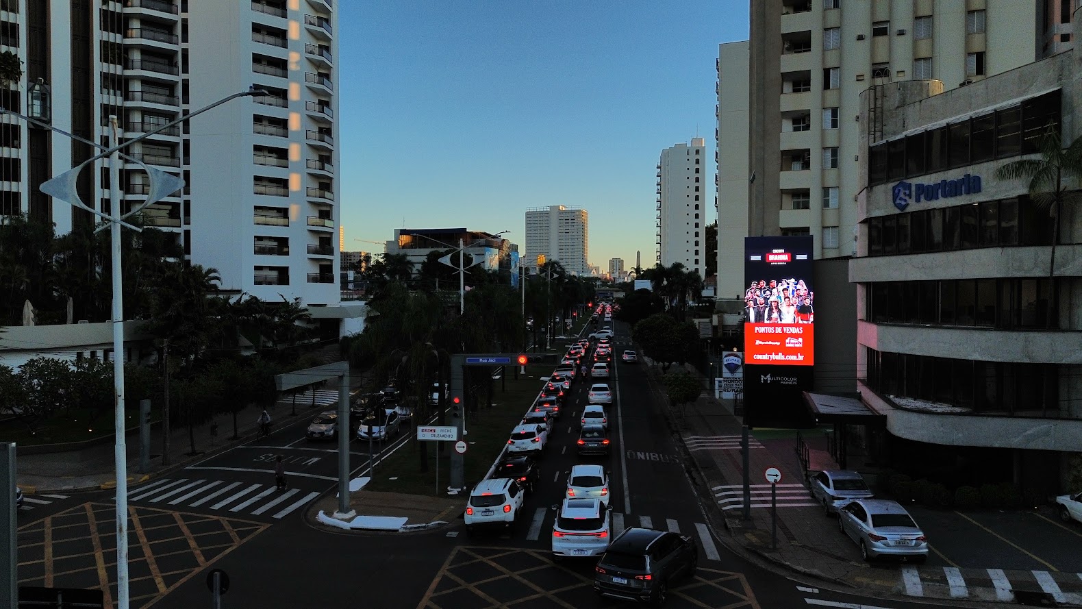 Mega Painel digital da Multicolor com avenida ao lado em São José do Rio Preto