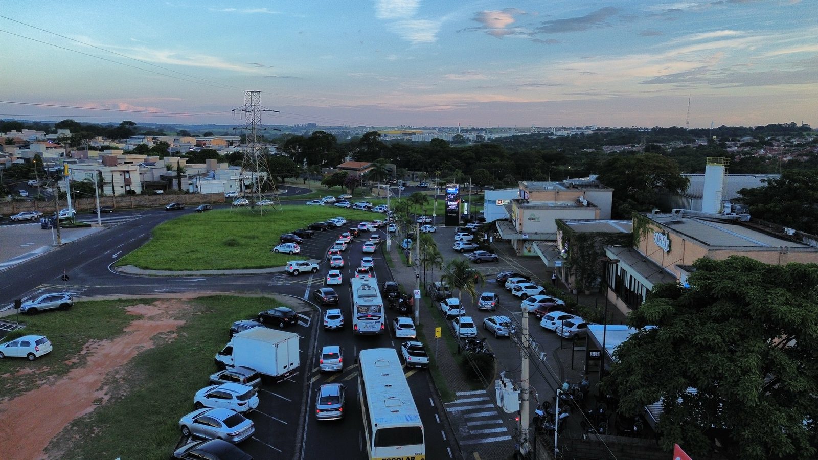 Vista aérea de via principal com painéis digitais em São José do Rio Preto