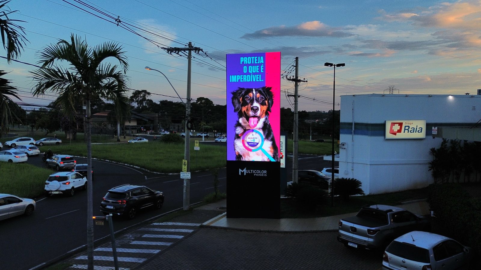 Super Painel totem em Village Damha ao entardecer